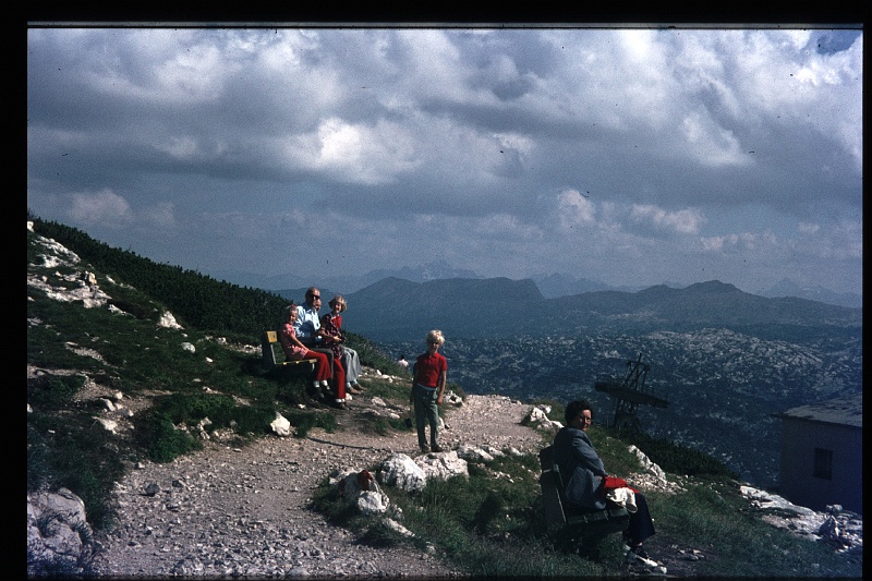 08.Krippenstein jul 1972 Ilse,Papa,Brigitte,Marion,Peter.JPG